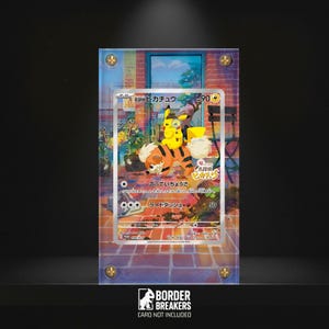 Könnte beinhalten: Eine Pokémon-Sammelkarte in einem transparenten Acrylhalter. Die Karte zeigt eine Illustration von Pikachu und Growlithe mit japanischem Text. Der Halter ist mit goldfarbenen Schrauben befestigt, und das Border Breakers-Logo ist unten sichtbar.