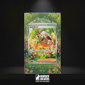 Può includere: Una carta collezionabile incorniciata con un'illustrazione di un personaggio in un giardino. La carta è racchiusa in una cornice trasparente in acrilico con angoli dorati. La cornice è decorata con motivi floreali e il testo "BORDER BREAKERS CARD NOT INCLUDED".