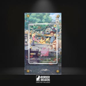 Könnte beinhalten: Eine gerahmte Pikachu Pokémon-Sammelkarte. Die Karte zeigt eine Illustration von Pikachu und anderen Charakteren in einer Stadt. Der Rahmen ist aus klarem Acryl mit goldfarbenen Eckschrauben. Der Text "BORDER BREAKERS CARD NOT INCLUDED" ist sichtbar.