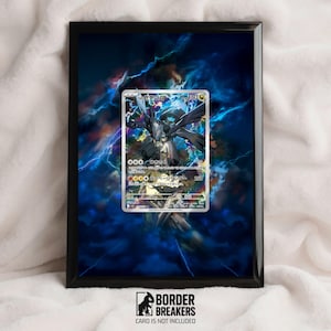 Könnte beinhalten: Gerahmtes Kunstwerk mit einer Pokémon-Sammelkarte mit einer Zekrom-Illustration. Die Karte ist vor einem blau-schwarzen Hintergrund mit Blitzeffekten platziert. Der Rahmen ist schwarz, und das Kunstwerk enthält das Border Breakers-Logo.