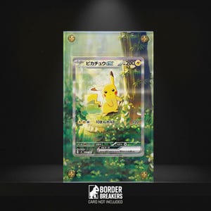 Könnte beinhalten: Eine transparente Acryl-Vitrine mit goldfarbenen Schrauben, die eine Pokémon-Sammelkarte hält. Die Karte zeigt einen gelben Pikachu-Charakter mit japanischem Text und einem Waldhintergrund. Das Gehäuse hat das Border Breakers-Logo.