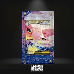 Puede incluir: Una tarjeta coleccionable de Pokémon enmarcada con un personaje Mega Audino EX rosa y texto japonés. La tarjeta está encerrada en una caja de acrílico transparente con tornillos dorados. El fondo tiene un diseño de acuarela rosa y azul. El logotipo de Border Breakers está en la parte inferior.