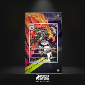 Könnte beinhalten: Eine gerahmte Pokémon-Sammelkarte mit Houndoom und einem feurigen Hintergrund. Die Karte befindet sich in einer transparenten Acrylhülle, die mit goldfarbenen Schrauben befestigt ist. Der Text der Karte enthält "Cruel Coal" und "Scorching Fire". Der Rahmen hat ein gelbes und blaues Design.