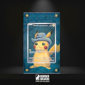 Könnte beinhalten: Eine gerahmte Pokémon-Karte mit Pikachu, der einen grauen Filzhut trägt, mit dem Text "Pikachu with Gray Felt Hat". Die Karte wird in einem blauen Rahmen mit goldfarbenen Schrauben präsentiert. Der Rahmen hat den Text "BORDER BREAKERS CARD NOT INCLUDED".