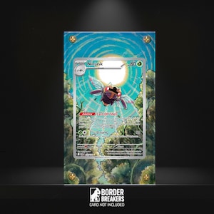 Pode incluir: Carta Pokémon Ninjask emoldurada, com uma ilustração de uma criatura semelhante a um inseto. A carta apresenta um fundo azul e verde, com o texto "Ninjask" e "80". A moldura é fixada com quatro parafusos dourados.