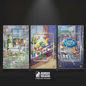 Op de afbeelding: Drie ingelijste kunstwerken met de Pokémon-personages Charmander, Bulbasaur en Squirtle. Elke kaart staat tegen een achtergrond van een raam met planten. De frames zijn transparant met goudkleurige hoekaccenten. De tekst "BORDER BREAKERS CARDS NOT INCLUDED" staat onderaan.