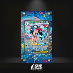 Könnte beinhalten: Eine gerahmte Mega Greninja EX Pokémon-Karte. Der Rahmen ist blau mit goldfarbenen Akzenten. Die Karte zeigt einen blau, schwarzen und rosa Charakter mit dem Text "Mega Greninja EX" und "Ninja Spinner". Der Rahmen trägt den Text "BORDER BREAKERS CARD NOT INCLUDED".