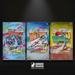 Puede incluir: Tres cartas coleccionables enmarcadas con ilustraciones de criaturas fantásticas. Las cartas están etiquetadas como "INFERNOX", "MEGA SYMPHONIA" y "MEGABRAVE". Los marcos tienen un diseño decorativo y están montados sobre una superficie oscura. El texto "BORDER BREAKERS CARDS NOT INCLUDED" está en la parte inferior.