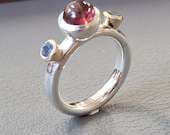 Cabochon geslepen Toermalijn & facet geslepenTanzaniet ring handgemaakt in zilver en 14kt geelgoud. Bijzondere speelse ring voor haar.