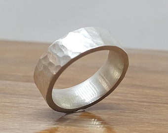 Bredere hamerslag ring geborsteld met bolle binnenkant - comfort fit zilveren ring stoere afwerking op maat gemaakt