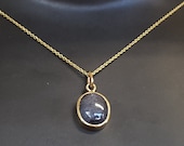 Levenslang sieraad - Ovale, bol geslepen blauwe saffier cabochon in 14kt geelgouden zetting 12x9,5mm handgemaakt aan zilveren collier 2,0mm