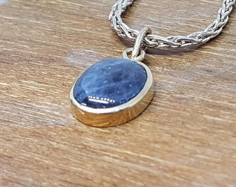 Lifelong jewelry - Oval, ball cut blue sapphire cabochon in 14kt yellow gold setting 12x9,5mm handmade to silver necklace 2,0mm