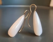 Mother of pearl' oorhanger in 14 karaat geelgoud. Oorhaken wit met goud en een prachtige glans.