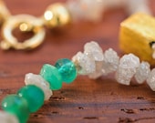 Ruwe diamant en smaragd collier geknoopt met geelgouden elementen 14k