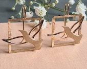 Cadeau tip: Birdbox oorhangers met vogels in raam afbeelding in 14k geelgoud