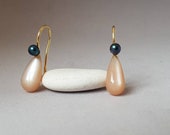 Drop of moonstone, tahitian pearls on 18k yellow gold ear hooks. Perfect Earrings gift for her.