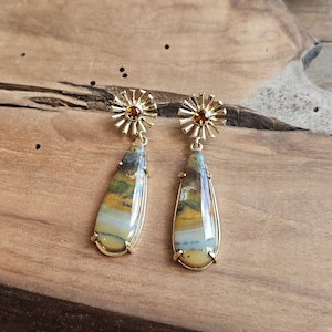 Warm earrings with opalized wood and citrine in 18 carat yellow gold