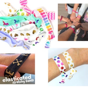 K&ouml;nnte beinhalten: Bunte elastische Haargummis mit verschiedenen Mustern, darunter Einh&ouml;rner, Herzen und Ananas. Einige werden als Armb&auml;nder getragen. Der Text "elasticated stretchy bands" ist sichtbar.