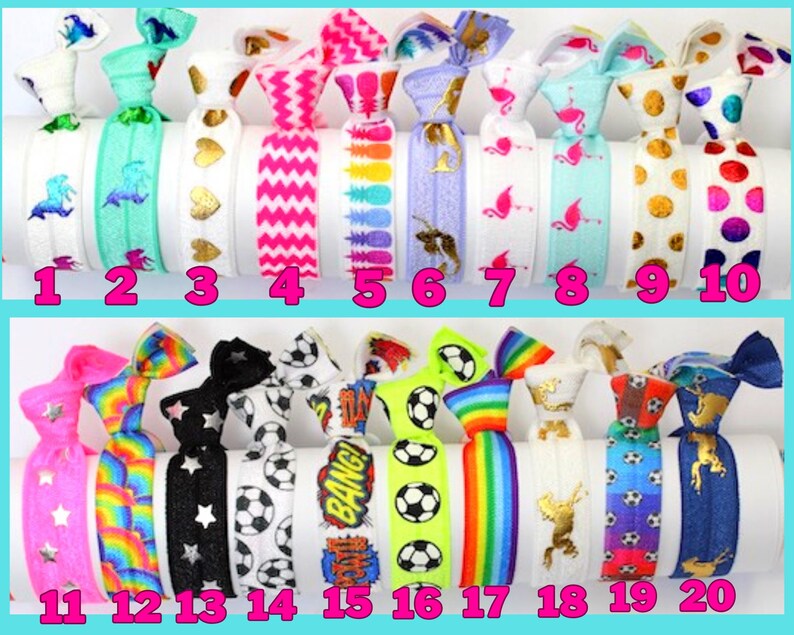 K&ouml;nnte beinhalten: Eine Sammlung von zwanzig bunten Haargummis mit verschiedenen Mustern und Designs. Die Designs umfassen Einh&ouml;rner, Herzen, Zickzackmuster, Ananas, Flamingos, Punkte, Fu&szlig;b&auml;lle, Sterne, Regenbogen und goldene Silhouetten. Jedes Haarband hat eine andere Farbe.
