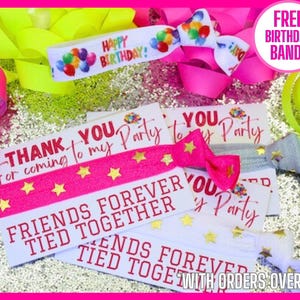 K&ouml;nnte beinhalten: Eine Sammlung bunter Haargummis mit Text, darunter "HAPPY BIRTHDAY!" und "THANK YOU for coming to my Party." Die Haargummis haben Stern- und Schleifenakzente in Pink, Wei&szlig; und Grau. Partygeschenke.