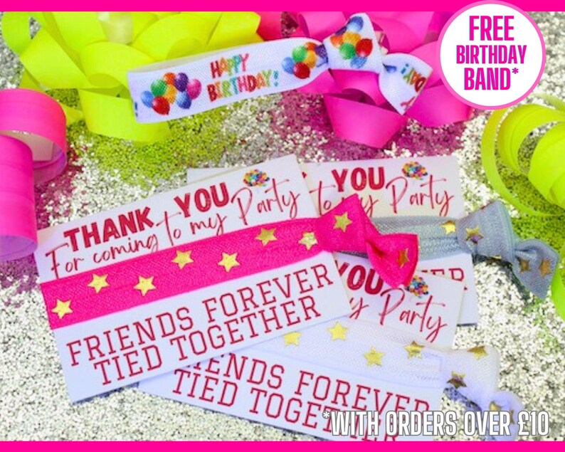 K&ouml;nnte beinhalten: Eine Sammlung bunter Haargummis mit Text, darunter "HAPPY BIRTHDAY!" und "THANK YOU for coming to my Party." Die Haargummis haben Stern- und Schleifenakzente in Pink, Wei&szlig; und Grau. Partygeschenke.