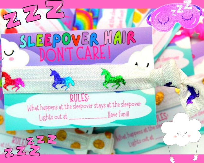 K&ouml;nnte beinhalten: Ein Geschenkset zum Thema Pyjamaparty mit einem wei&szlig;en elastischen Haargummi, verziert mit bunten Einhorn-Applikationen. Das Set enth&auml;lt eine Karte mit dem Text "SLEEPOVER HAIR DON'T CARE!" und "RULES". Der Hintergrund ist rosa.