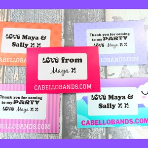 K&ouml;nnte beinhalten: Eine Sammlung farbenfroher Party-G&auml;stekarten mit Text. Die Karten zeigen verschiedene Designs, darunter Orange mit Punkten, Pink mit dem Text "Love from Maya" und andere mit dem Text "Thank you for coming to my PARTY". Die Website CABELLOBANDS.COM ist ebenfalls sichtbar.