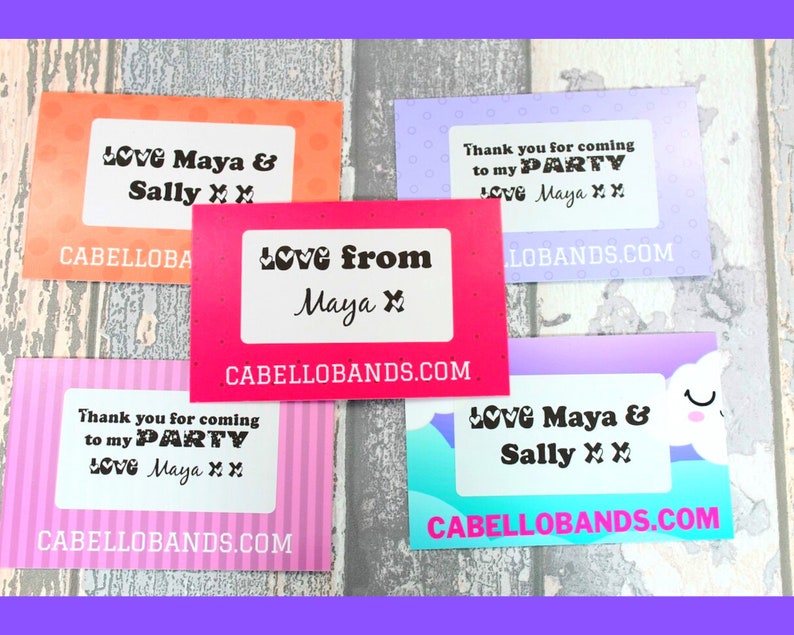 K&ouml;nnte beinhalten: Eine Sammlung farbenfroher Party-G&auml;stekarten mit Text. Die Karten zeigen verschiedene Designs, darunter Orange mit Punkten, Pink mit dem Text "Love from Maya" und andere mit dem Text "Thank you for coming to my PARTY". Die Website CABELLOBANDS.COM ist ebenfalls sichtbar.