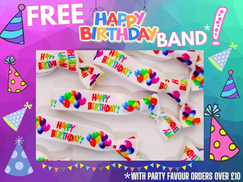 K&ouml;nnte beinhalten: Wei&szlig;e Haargummis mit dem Aufdruck "HAPPY BIRTHDAY!" in Regenbogenfarben und bunten Ballon-Grafiken. Das Bild enth&auml;lt auch Partyh&uuml;te und den Text "FREE HAPPY BIRTHDAY BAND!"