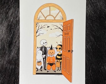 Puede incluir: Una ilustración de un grupo de niños pidiendo dulces, incluyendo un esqueleto, una calabaza, un fantasma y una abeja, de pie frente a una puerta con el número 1031. La puerta está abierta y los niños llevan bolsas de caramelos.