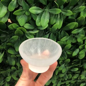 CrystalsAhoy 2-Zoll-Selenit-Schale zum Aufladen und Reinigen Ihrer Trommeln, Kristalle und Schmuckstücke