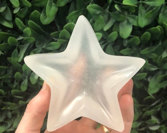 Ciotole in selenite stellata CrystalsAhoy da 4", carica e purifica i tuoi cristalli, i tuoi gioielli e le tue pietre preziose.