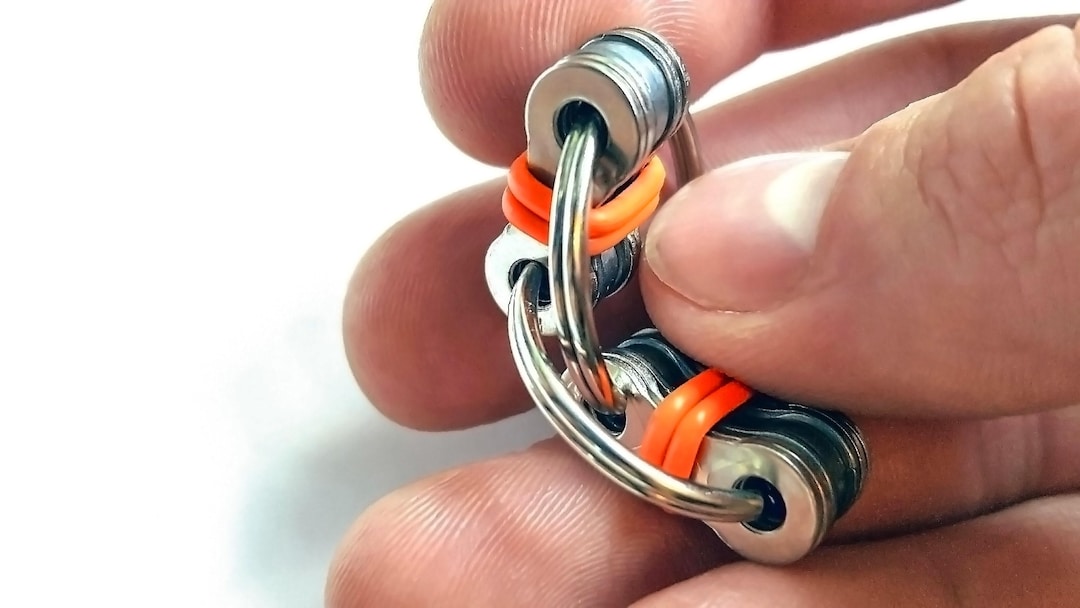 Think Link ™ Fidget Toy for adults children (multiple colors), Quiet Sensory Toy