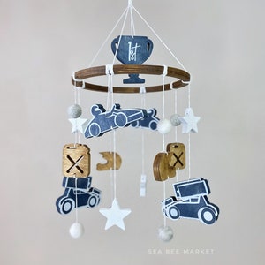 Móvil de cuna de carreras: Decoración infantil con karts y coches de carreras