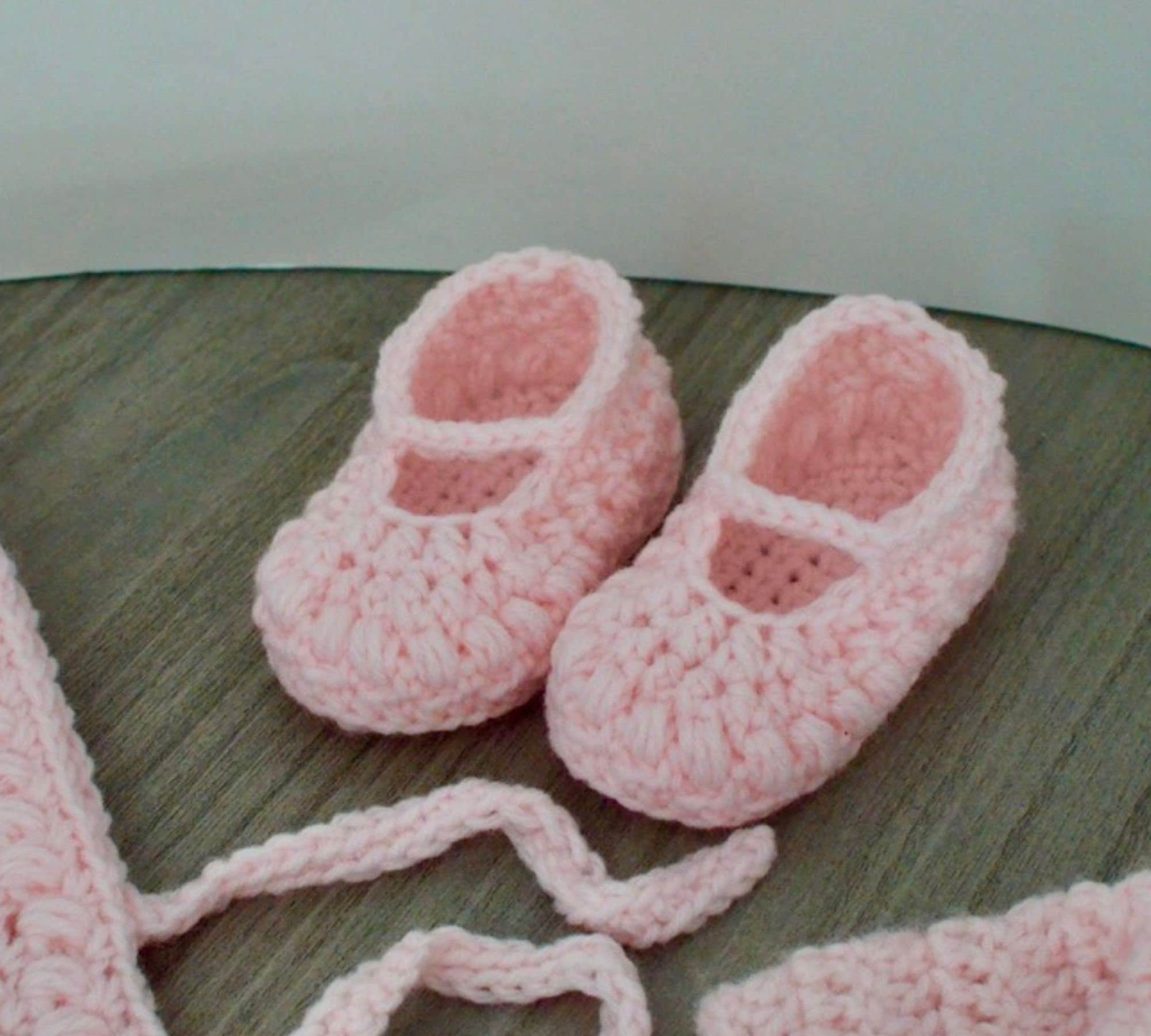 30 Crochet Baby Clothes Bonnets, Booties, Blankets, and Cardigans 13 Little Crochet Baby Booties Pattern