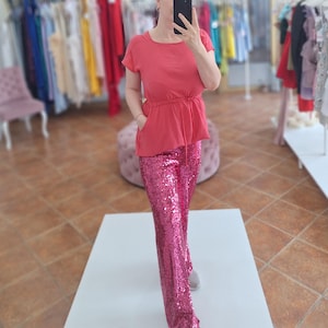 Roze broek met pailletten, broek met sprankelende glitter, feestelijke glamourlook, elastische tailleband, lange pijpen, glinsterende discostijl