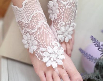 Simple White Daisies Beach Wedding Barefoot Sandals,  Bohemian Lace Bridal Boho Wedding Accessories