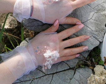 Fingerless tulle bridal gloves, lace attachment, White mesh gloves, Sparkle lace gloves, glittering wedding gloves