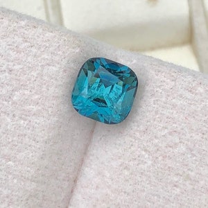 Piedra de turmalina laguna: 1,55 quilates, corte cojín azul tinta, piedra natal de octubre