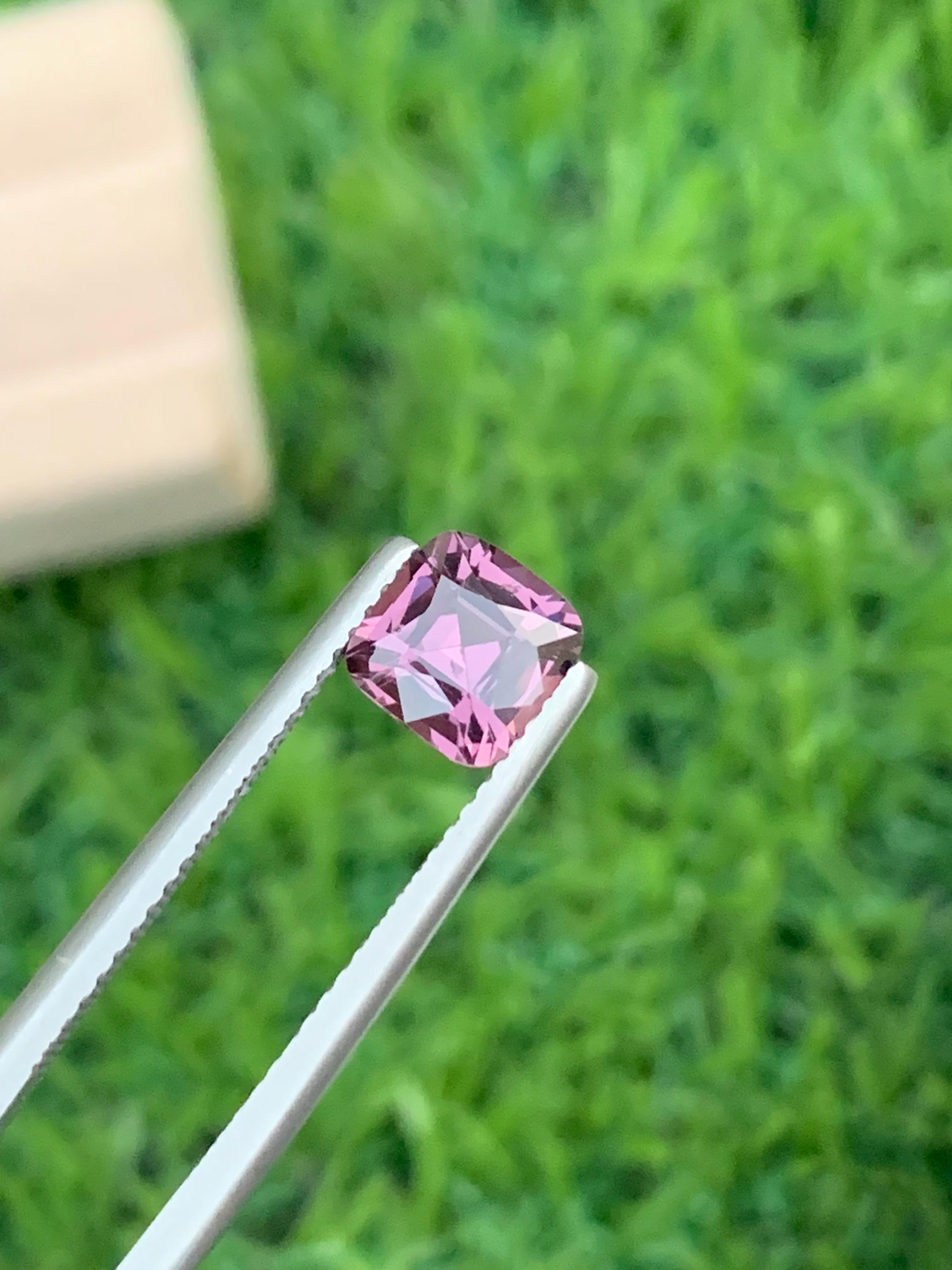 Spinelle Rose-violet De Tanzanie - 1,50 Carats, Ovale, Clarté VVS1, Pierre Fine Naturelle