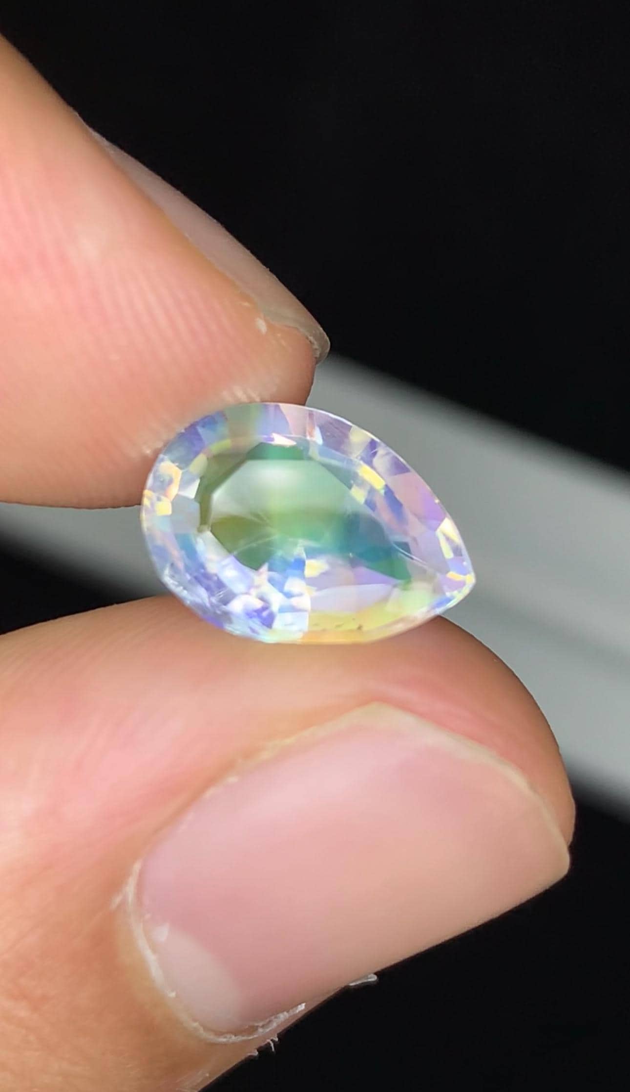 レインボームーンストーン宝石：3.66カラット、ペアシェイプ