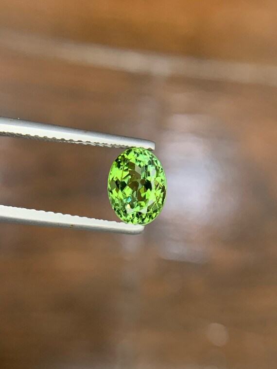 グリーントルマリン宝石：1.90カラットのファセットオーバル