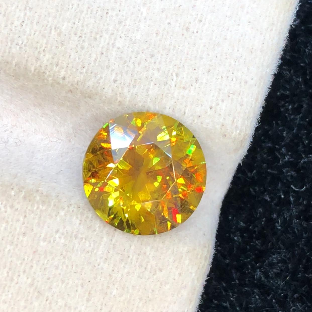 ファセットカットのラウンドスフェーン宝石：天然チタン石、1.50