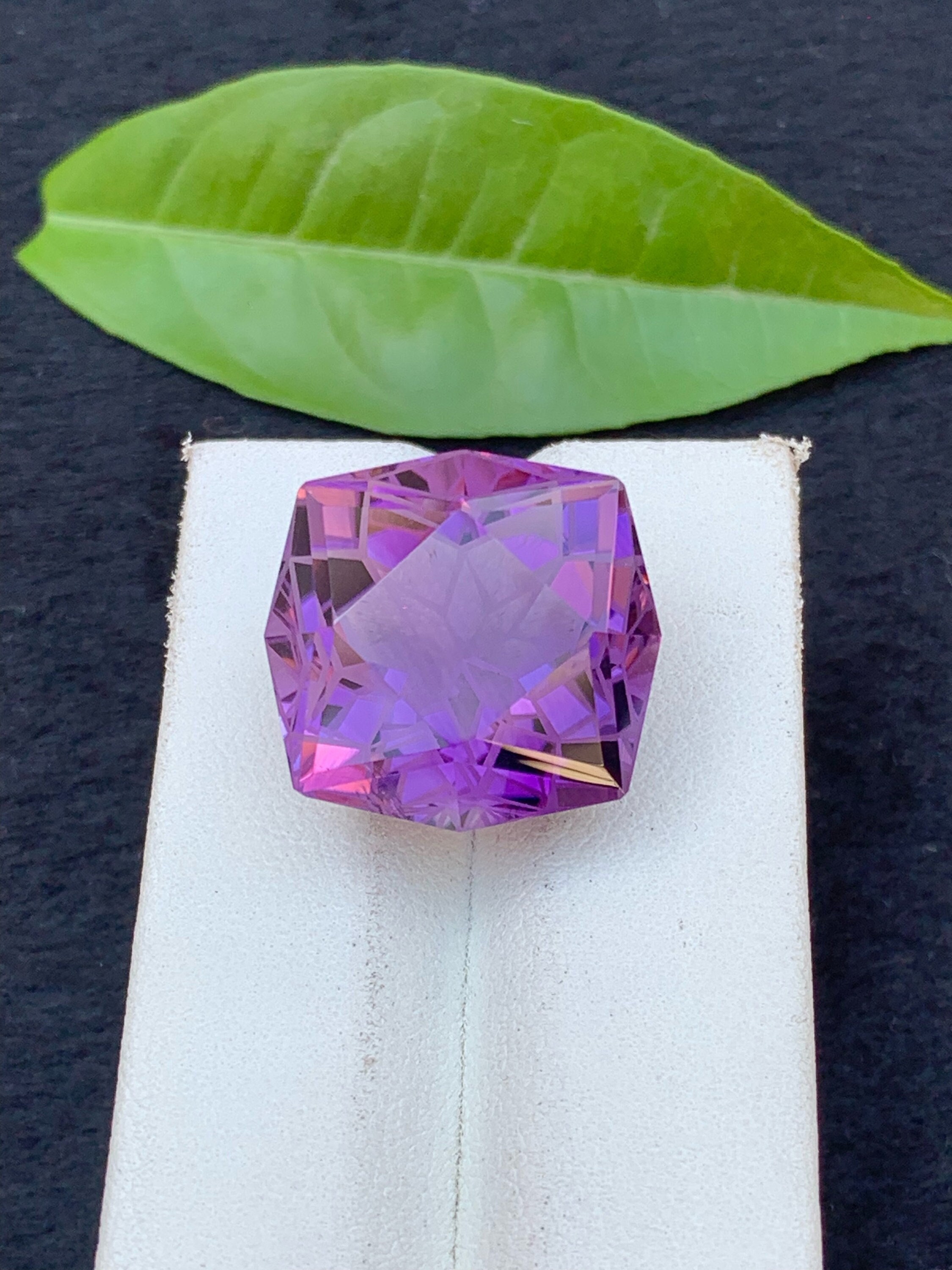 ファンシーカット天然アメジストルースジェムストーン - 27カラット