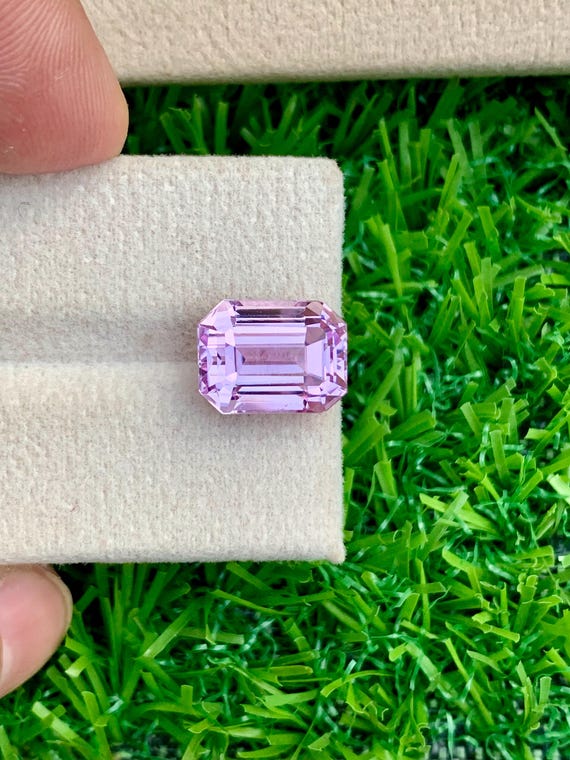 7.40カラットのピンククンツァイト宝石：エメラルドカット