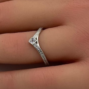 Bague mi-longue incurvée 4 mm avec chevrons en V princesse diamant rond art déco éternité empilable en argent sterling 925 mariage fiançailles nuptiale empilage