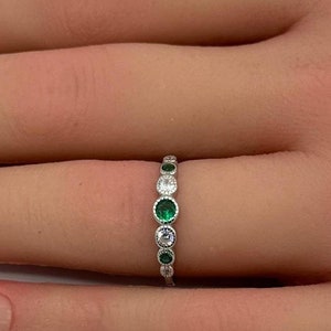 4mm Bezel Eternity Alternate Round Ring Diamond Green Emerald CZ Stackable 925 Sterling Silver Wedding Band Engagement Bridal Silver Ring