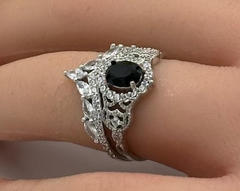 Anillo de plata esterlina con ónix negro ovalado y circonita cúbica de talla marquesa.
