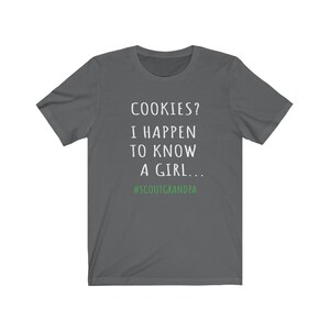 ¿Galletas? Camiseta "Conozco a un abuelo de Girl Scouts", camiseta de "Abuelo de Girl Scouts", camiseta de "Comerciante de Galletas", temporada de galletas, camiseta de "Abuelo Scout" imagen 3