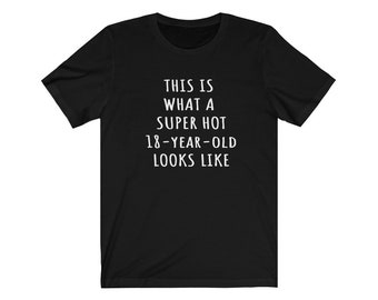 18e verjaardag shirt, dit is hoe een super hete 18-jarige eruit ziet, achttien verjaardag shirt, grappig 18e verjaardagscadeau voor hem, Womens 18e